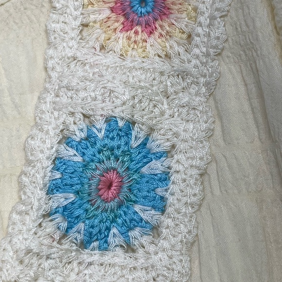 SHEIN CROCHETED FLORAL TOP W/CAP RUFFLE SLEEVE‎ LG CREAM PREOWNED - Picture 8 of 10